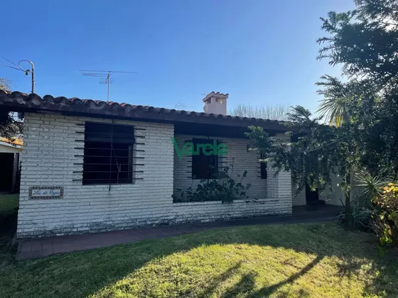 Casade 2 Dormitorios Con Apartamento En La Floresta Sur