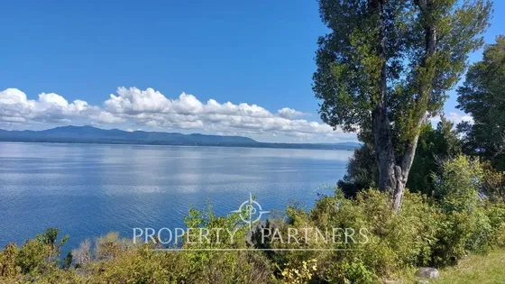 Se Vende Hermoso Terreno Orilla Lago Villarrica.