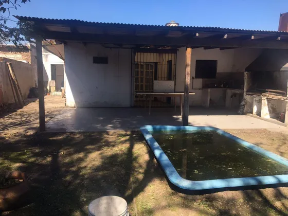 Casa En Venta - 4 Dormitorios 3 Baños - 302mts2 - Merlo