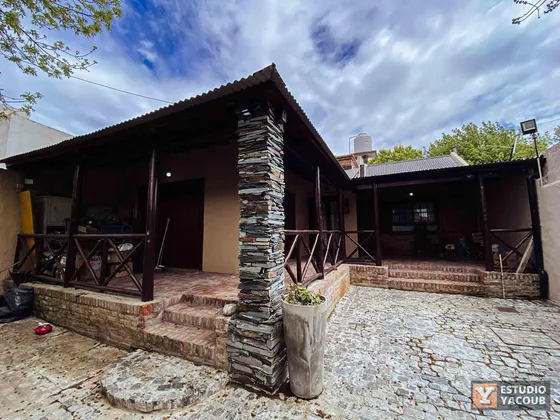 Casa En Venta - 2 Dormitorios 1 Baño - Cochera - San Carlos, La Plata