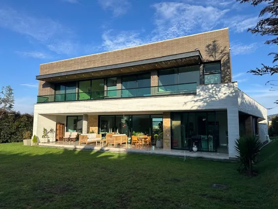 Venta De Casa Luxury Sector Escuela De Ingenieros -alto De Plamas