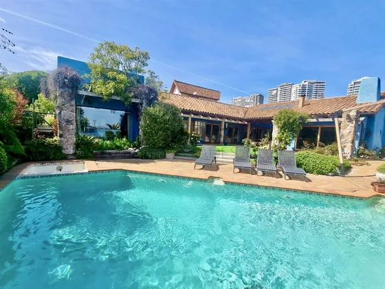 Casa En Venta De 5 Dorm. En Concón