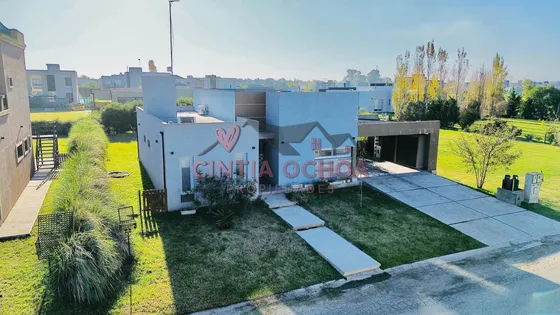 Casa De 3 Ambientes En Venta En Horizontes Al Sur, Con Pileta