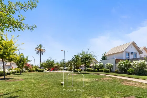 Casa En Venta De 3 Dorm 3 Baños + Oficina. En Buín Linderos
