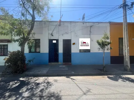 Casa Sólida Cercana A Metro Ñuble En Santiago Centro.