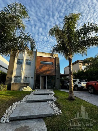 Casa 8 Ambientes Estilo Moderno Con Pileta En Venta - Altos De Hudson Ii