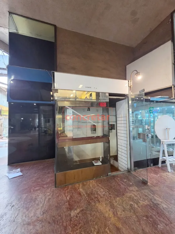 Impecable Local Comercial En Galeria Sumamente Transitada.