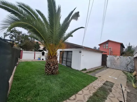 Casa Con Excelente Conectividad, Amplio Patio Y Una Cabaña.