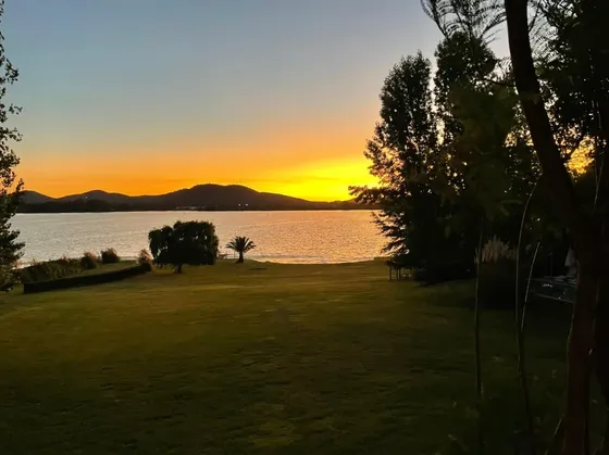Linda Casa Con Orilla Lago Rapel