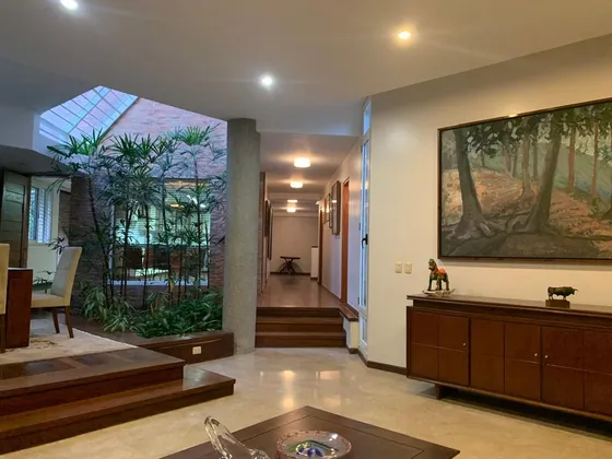 Moderna Casa En Alquiler. Urb. La Castellana. 520 Mtrs De Terreno (350 Mtrs2 De Construcción) 3 Niveles. 4h+2s/4b+2s/4e