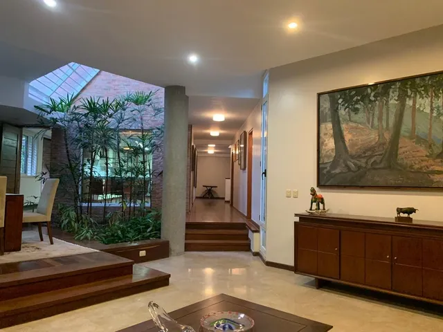 Moderna Casa En Alquiler. Urb. La Castellana. 520 Mtrs De Terreno (350 Mtrs2 De Construcción) 3 Niveles. 4h+2s/4b+2s/4e