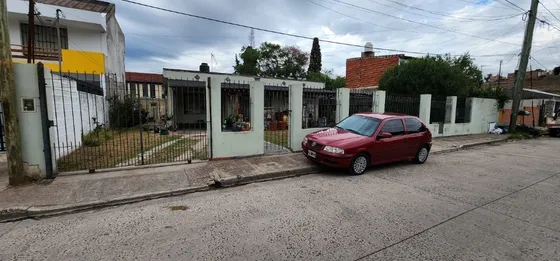 Casa De 4 Ambientes Con Jardin Y Cochera