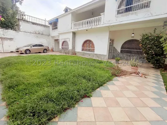 Casa Quinta En Venta En Urbanización Barrio Sucre Con Más De 500 Mts2 Dos Pisos Excelente Zona Agua Permanente Zona Norte De Maracay Nela 23-21655