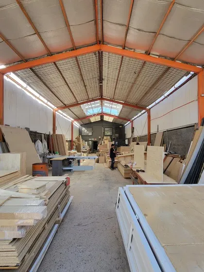 Galpón, Con Sector De Oficinas, Cercano A Ciudad Empresarial