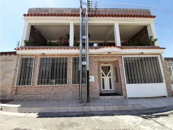 Casa Urb Los Crepúsculos Santa Rita Aragua 