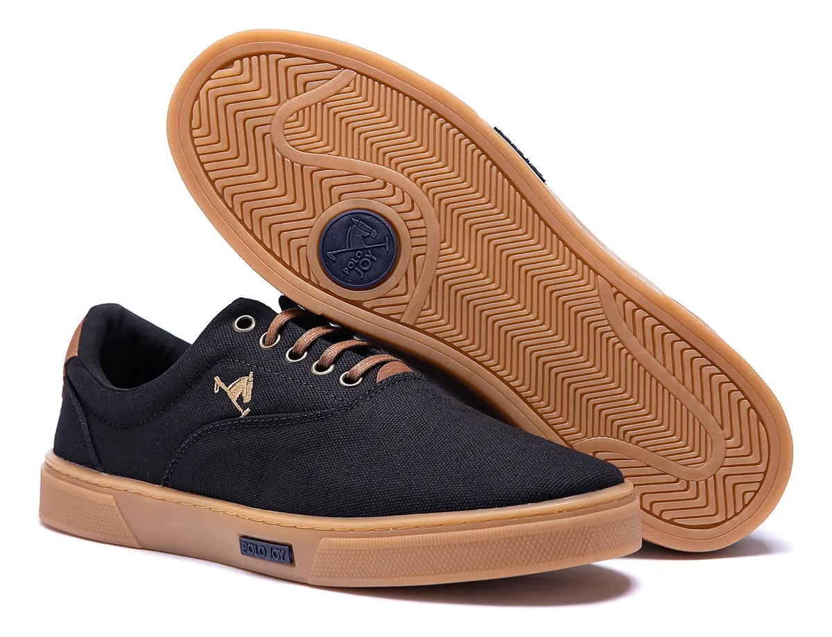 Sapatenis preto com detalhes em latex