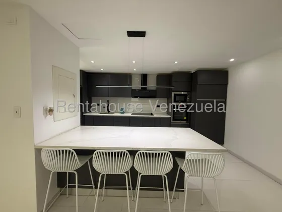 Apartamento Remodelado En Alquiler, Oportunidad, Urb. Escampadero