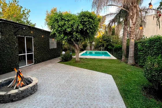 Casa En  Venta 3 Ambientes Con Parque Piscina Y Quincho, Berazategui Centro
