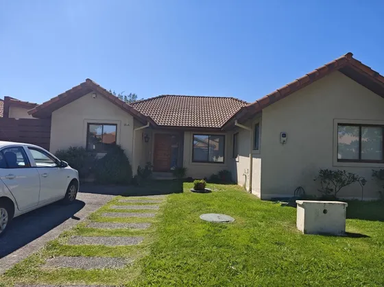 Casa En Chillán: 3d/2b, 400m² En Condominio Pirineos