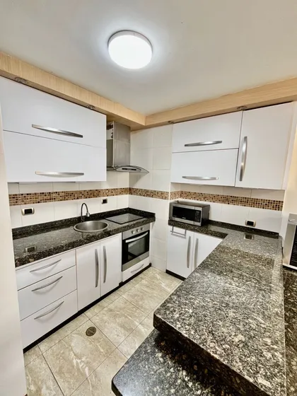 Apartamento Remodelado En Los Corales, Ref 657