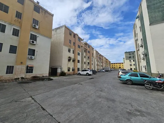 Apartamento En Paraparal, Los Guayos. (sirisd-73)