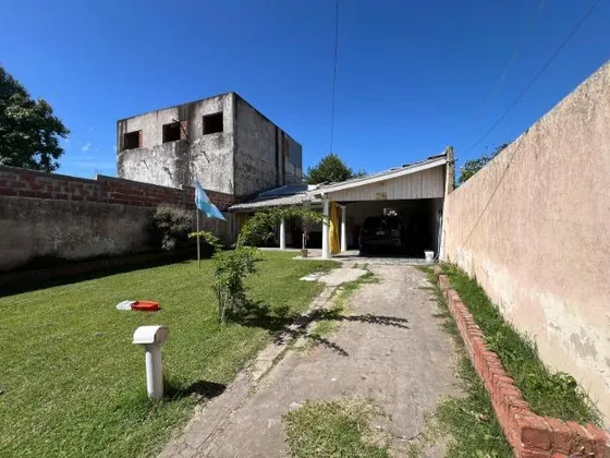 Casa En Venta - 2 Dormitorios 1 Baño - 330mts2 - Villa Elisa