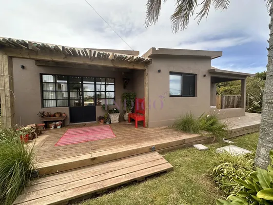 Casa En Altos De Punta Piedra, En Alquiler, 4 Dorm Y 2 Baños.