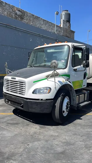 Freightliner 2024 3.0 M2 Coupe At