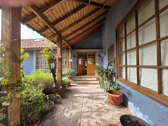 Parcela De Una Hectárea Con Gran Casa Y Jardín En Santa Rita