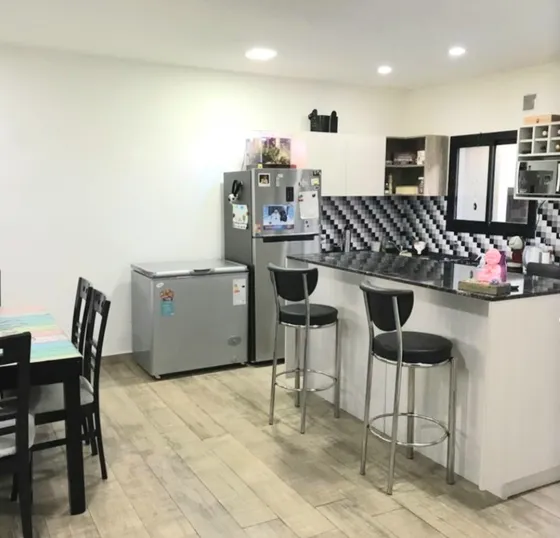 En Venta Casa En Caseros Dos Plantas Con Patio, Parrilla Todo A Nuevo Muy Luminoso.