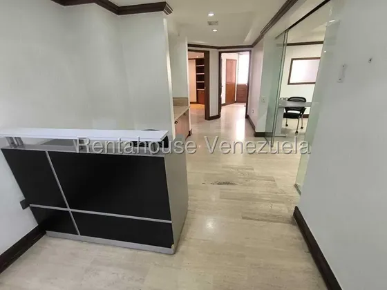Oficina En Alquiler Completamente Amueblado Con Acabados De Primera En La Urb. El Rosal