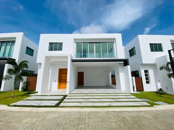 Hermosa Y Moderna Casa De 3 Habitaciones En Residencial De Sólo 6 Vecinos De Venta En Las Carmelitas!