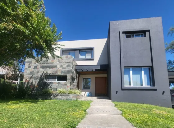 Casa En  Venta De 4 Dormitorios Con Pileta En Las Cañitas Barrio Privado