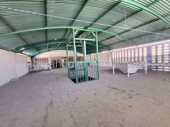 Dennymar, Alquila Galpon A Precio De Oportunidad, Ofreciendote 662mts2 Ideales Para Ambientar Y Adecuar A Las Necesidades De Tu Empresa, Ubicado En La Zona Industrial 1 Contáctame B5a5799