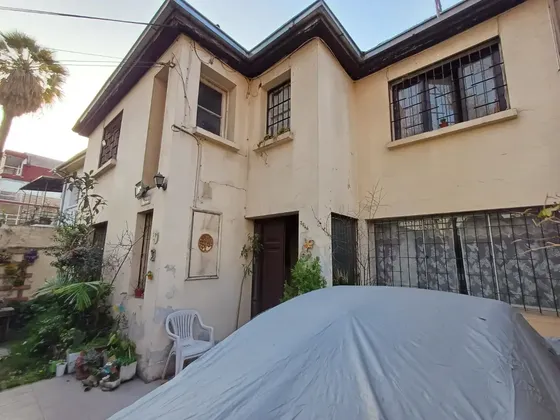 Sólida Casa De Dos Pisos En Plaza Ñuñoa