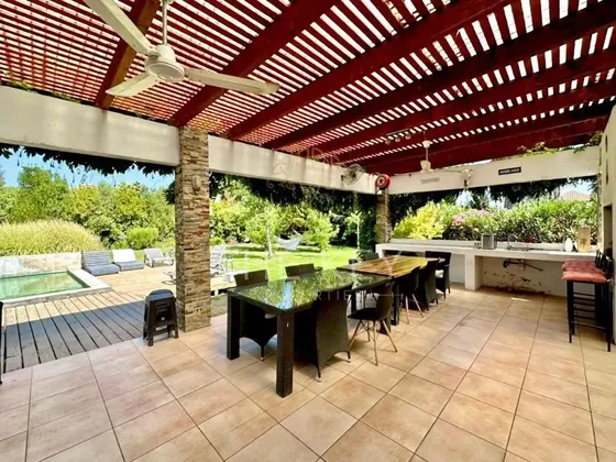 Venta Casa En 6 Dormitorios, Piscina, Quincho. Talagante