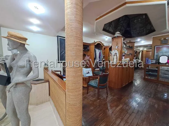 Maritza Lucena Te Ofrece Amplio Y Hermoso Local Comercial En Venta Al Este De Barquisimeto, Probadores Con Puertas Y Espejos, Lavamopas, Piso De Parquet, Muebles De Madera, Aire Acondicionado. 