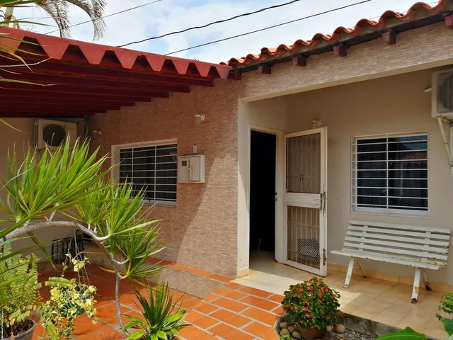 Casa En Venta, Rafael Gamarra Tre Para Ti, 2d15469, En Urbanismo Privado Con Vigilancia 24/7, Con Gran Potencial, Pues Posee 11 Habitaciones Cómodas, 2 Cocinas En Mamposteria, Terraza Con Vista Panor.