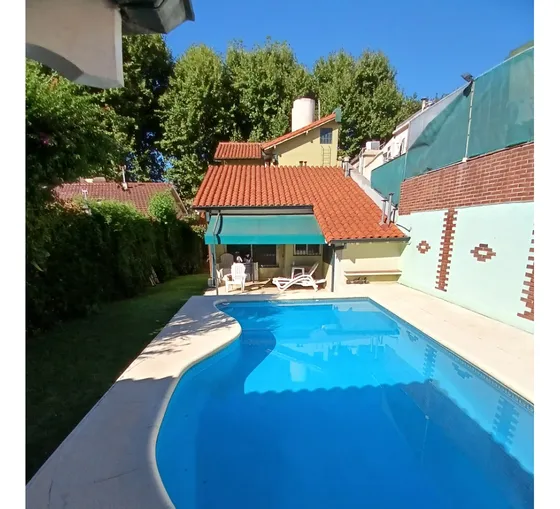 Chalet Sobre Inmenso Lote De 9,02 X 42,70 Son 6 Ambientes Con Parque Piscna Y Quincho Con Sum Y Dep.