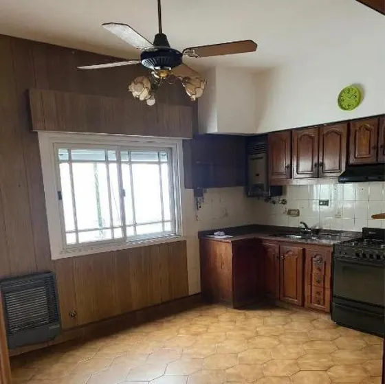 Casa En  Venta - 4 Dormitorios 2 Baños - 390mts2 - Tres De Febrero