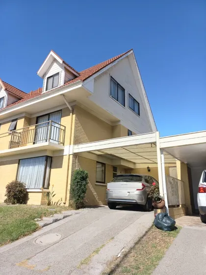 Casa Central En Condominio Con 5 Dormitorios 
