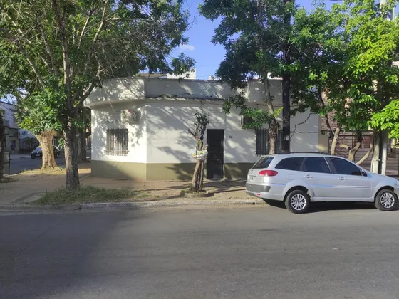 Casa En Venta - 2 Dormitorios 1 Baño - 142mts2 - Lanús