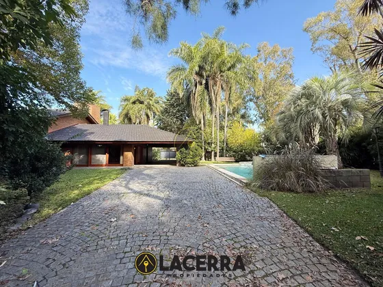 Casa 4 Amb. Con Amplio Lote, Piscina, Cochera Y Parrilla
