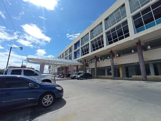 Rz Alquila Invierte En Una Oficina Tranquila Con Fácil Acceso A Servicios De Centros Comerciales. 23-16576 14/05