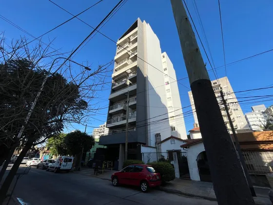 Dpto * 2 Ambientes Piso Alto * Muy Luminoso * Centro De Caseros
