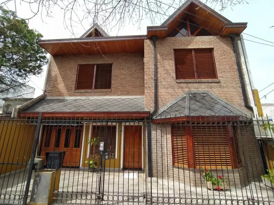 Chalet De Categoría En Bernal Oeste