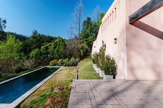 Casa En Venta De 5 Dorm. 5 Baños En El Huinganal