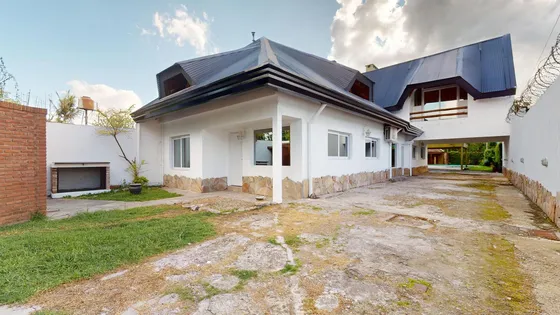472 Entre 27 Y 28 City Bell - Casa En Venta . Posibilidad De Financiación !!!