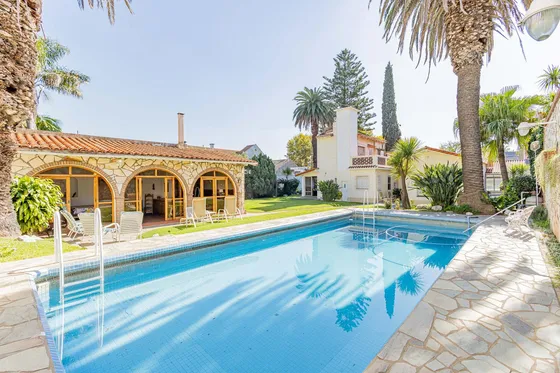 Casa En Lo Mejor De  Banfield Sobre Espectacular Lote Triple Frente