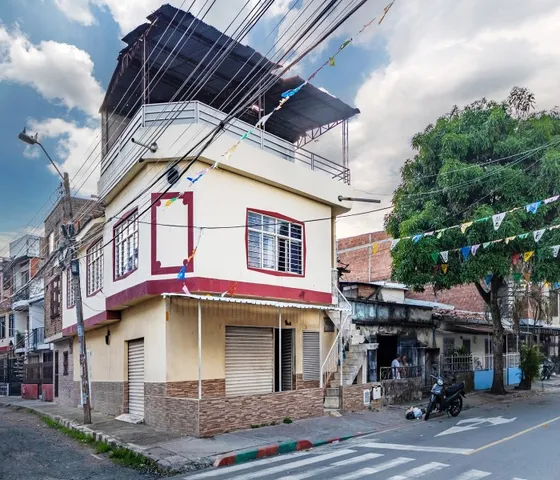 Casa Bifamiliar Esquinera En Venta, San Judas
